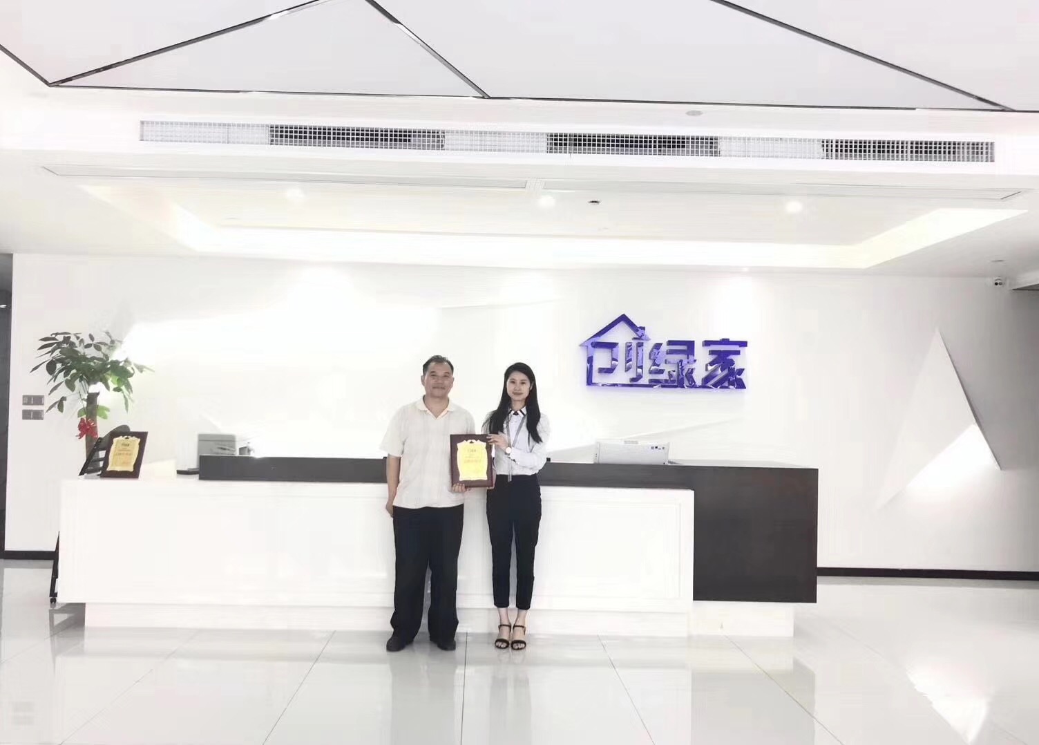 熱烈祝賀張總簽約創綠家鄭州市縣級代理！