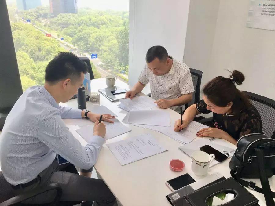 熱烈祝賀李總夫婦簽約創綠家湖南省常德市區級代理！