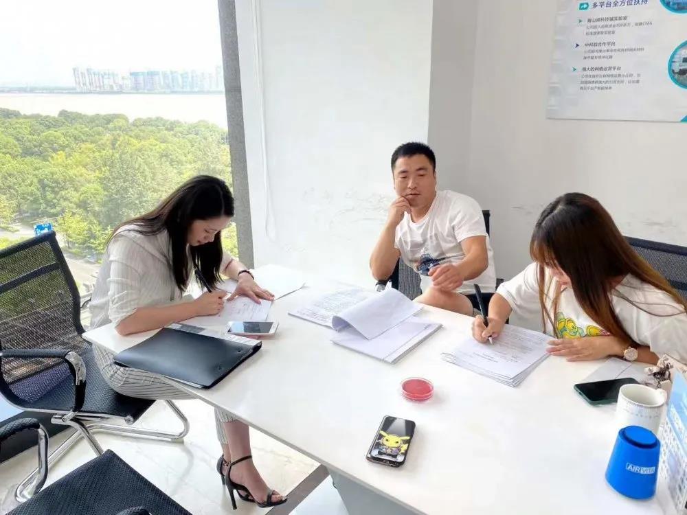 熱烈祝賀高總夫婦簽約創綠家河北省張家口市區級代理！