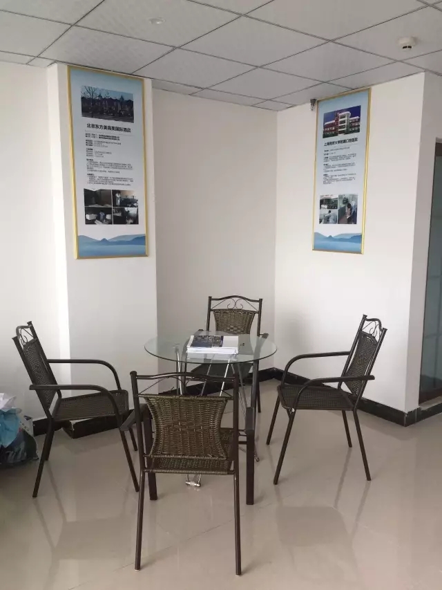 歷經近兩個月的店面籌備工作，創綠家空氣治理惠州服務中心正式落成，室內裝修污染危害社會，室內空氣治理迫在眉睫。創綠家惠州服務中心將竭誠為您服務！ 溫總、朱總與公司合照 創綠家空氣治理惠州服務中心門面 店內展示： 祝溫總、朱總開業生意興隆、財源廣進！